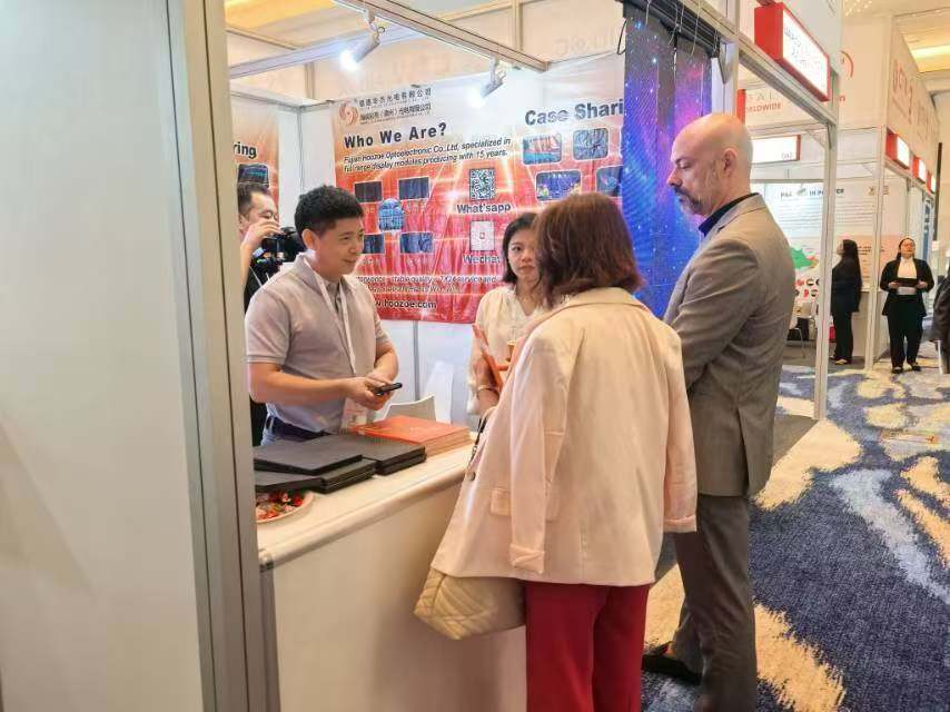 Conectando uns aos outros através da luz como uma ponte: Uma análise maravilhosa da exposição em Dubai.